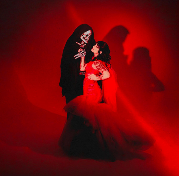 Kissing Death by mothica